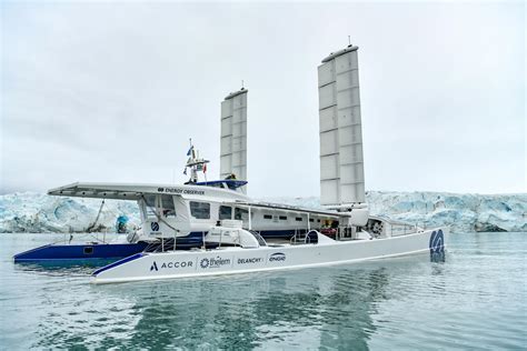 'Energy Observer' catamaran creates its own hydrogen fuel by sucking up sea water + removing oxygen