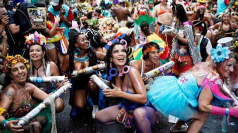 Brasilien Rio Trotzt Regen Paraden Der Sambaschulen Krönen Karneval