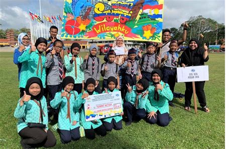 Pendapatan per kapita, atau keluaran dalam negara kasar (kdnk) per kapita merujuk kepada jumlah hasil dalam negeri atau wilayah persekutuan yang dikumpulkan dan dibahagikan mengikut jumlah penduduk. SK Pekan Dua Turut Semarakkan Pelancaran Kibar Bendera ...