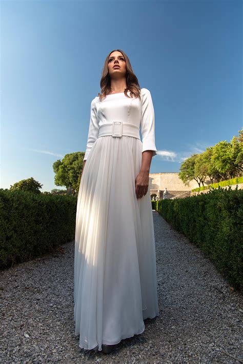 L'azienda cerrato nasce nel 1977 ed è il risultato della passione maturata. Abito da sposa Indaco della collezione Galvan Sposa