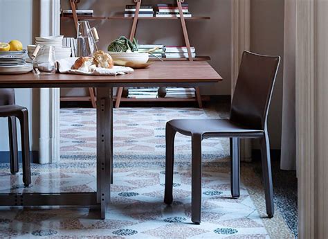 The cab chair by cassina represents the perfect meeting point between the excellent italian tradition in the craftsmanship of leather and the structural experiments with the new materials. Cab Chair Cassina | Italian Designer Luxury Furniture