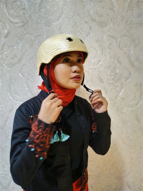 Batik merupakan kain bergambar yang dibuat secara khusus dengan menuliskan. Helm Sepeda Motif Anyaman Bambu - WarungKerajinan.com