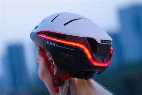 This Smart Helmet Has A Built In Headlight A 270° Taillight And Can