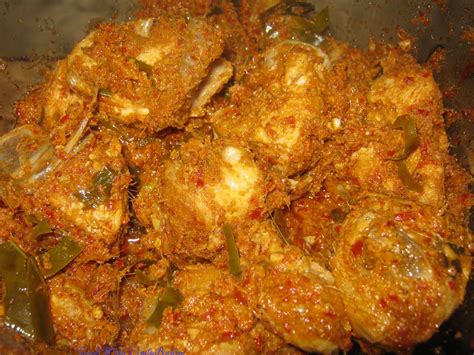 Warnanya yang keemasan berserta ayam yang empuk dimasak amat enak dimakan bersama nasi putih. Pin di rice bowl ideas