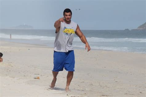 Ego Kl Ber Bambam Joga Capoeira Na Praia Not Cias De Famosos