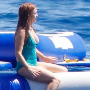 Isla Fisher Celebrity Posing Hot Babe Celebrity Nude Bikini Redhead Posing Hot Cute Nude Scene