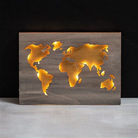Weltkarten eignen sich als wandbild in privaten räumen für die wohnzimmerwand oder im wohnungsflur ebenso wie in büroräumen. Holz-Weltkarte beleuchtet | Weltkarte basteln, Weltkarte ...