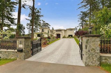 Waterfront Estate In Saanich With Warmth And Timeless Décor