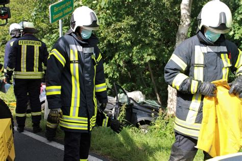 Bespaar geld door bij ons te wonen. Schwerer Verkehrsunfall mit eingeklemmter Person ...