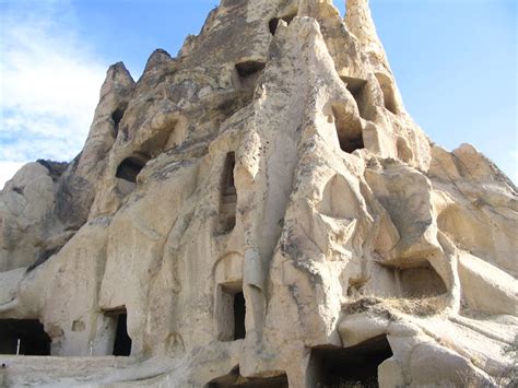 Yazıların yazıldığı yerin yaklaşık 30 metre ilerisindeki göreme açık hava müzesi bulunuyor. Panoramio - Photo of Nevşehir Kapadokya, "Uçhisar"