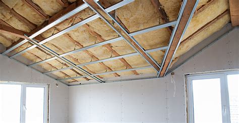 Lors d'une rénovation , lorsqu'un plafond présente des défauts esthétiques tels que des irrégularités, fissures ou une peinture écaillée, les dalles de faux plafond permettent une rapide remise à neuf. Faux Plafond Placo Castorama