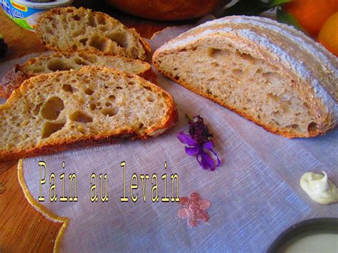 Pain fait maison cuit au four lorsqu'il est commandé. Pain au levain fait maison