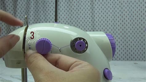 Cómo instalar el hilo superior en una mini máquina de coser portátil