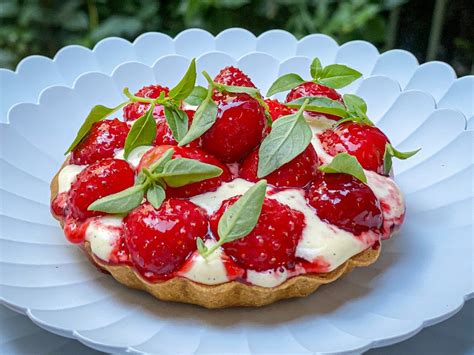 Recette de la tarte aux fraises de chef crème vanille et pâte à choux