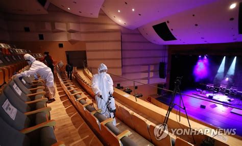 하지만 각 단계에 대한 명확한 기준이 없었죠. 거리두기 좌석제로 107일만에 관객과 호흡 | 연합뉴스