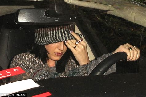 Katy Perry Goes Incognito With Her Woolly Beanie Over Her Face For A Low Key Pizza Dinner