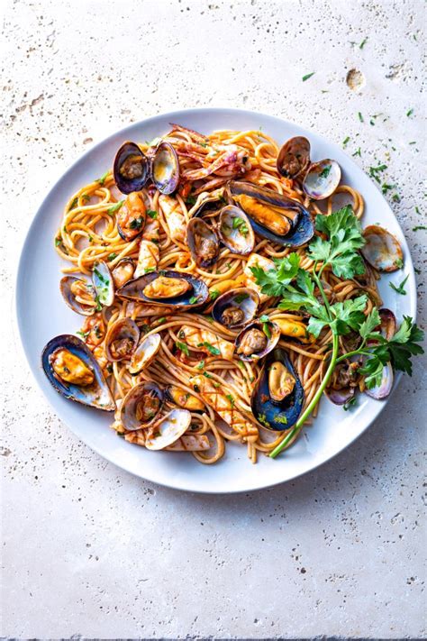 Invitez la cuisine italienne chez vous en préparant une recette de spaghetti aux fruits de mer super épatante! Recette de spaghettis aux fruits de mer - Marie Claire