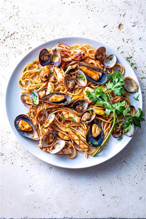 Il existe un nombre incalculable de versions : Recette de spaghettis aux fruits de mer - Marie Claire