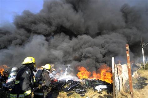 Puede afectar a estructuras y a seres vivos. Fotos El incendio en una desarmaduría en Quilpué ...