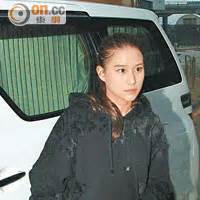 【東張西望】多情賭王何鴻燊 賭王何鴻燊曾經公開講過女人好重要，佢嘅一生有四位太太同17位子女，每位太太和子女都成為傳媒關注對象。賭王同每位太太嘅認識過程同感情路都不同，而每位太太俾外間嘅形象各有不同。 #東張西望 #何鴻燊 #賭王 #深情 #太太 立即下載 big big channel睇更多啦! 賭王長女何超英設靈 二房四房冇影 - 東方日報