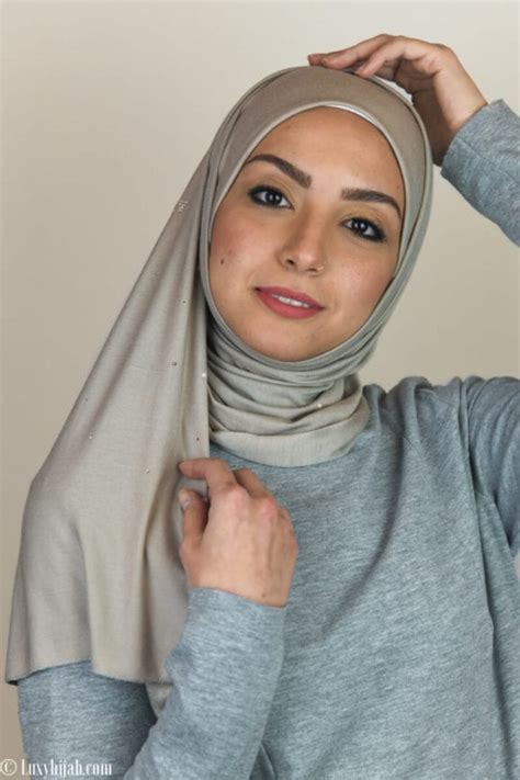 Tren Hijab Masa Kini Hijab Satin Dengan Sentuhan Glamour