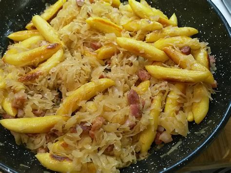 Schupfnudeln mit Sauerkraut und Speckwürfeln von Henglein