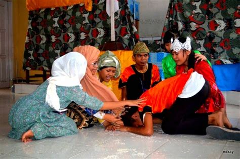 Cerita malin kundang selalu digunakan untuk pengingat anak kala tidak menurut kepada orang tuanya. Naska Drama Cerita Legenda Malin Kundang - Tugas Sekolah Ku