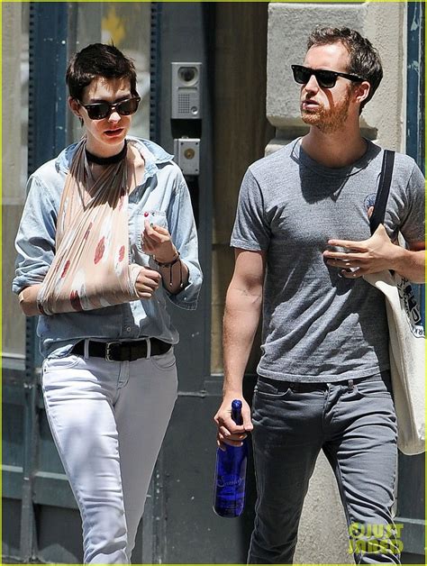 Anne Hathaway Arm Sling Chic Arm Sling Shoulder Injuries Enjoy The