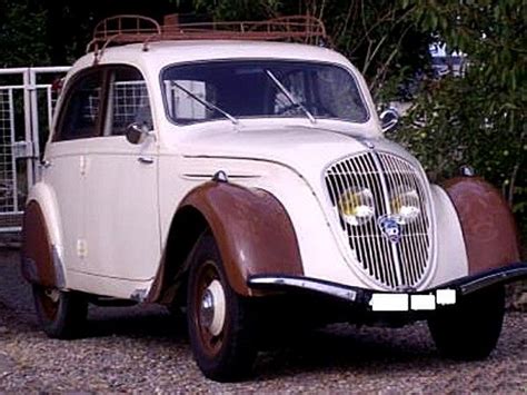 Une Voiture Peugeot 202 Berline De 1939 Berline Fiat 500 French