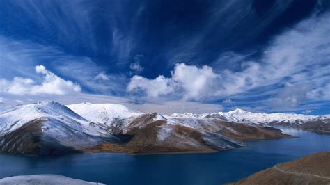 蓝天白云下的高山湖泊倒影美景 欧莱凯设计网