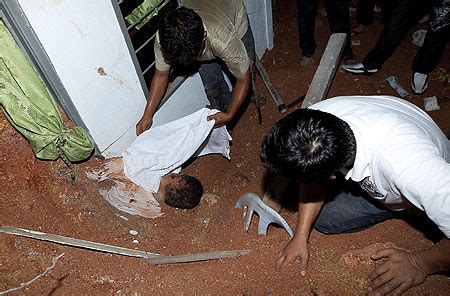 Manakala, di malaysia sahaja di dapati bahawa ribuan ringgit dan ratusan orang mati akibat daripada kejadian aliran lumpur dan juga tanah runtuh yang bukan sahaja membawa kematian tetapi juga membawa impak negatif terhadap ekonomi di kawasan yang terlibat. Senarai Kejadian Tanah Runtuh Terburuk Yang Berlaku di ...