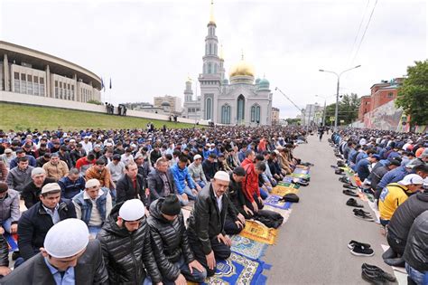 Чтобы понять, что отмечается за щедро накрытыми столами, достаточно знать, что именно в это время мухаммед покорил мекку и всем мусульманам был дарован коран. Как мусульмане отмечают праздник Ураза-байрам :: Новости ...