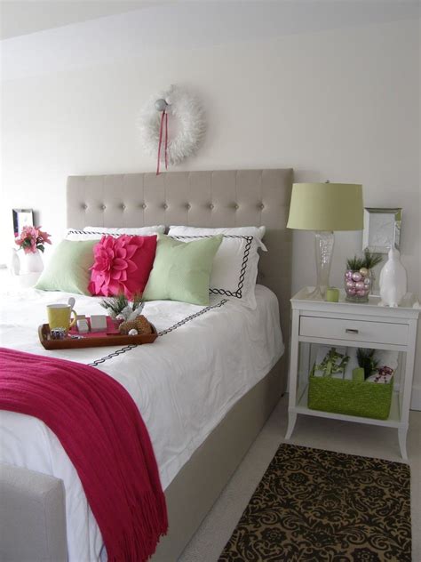 We're here to show you how to decorate your student bedroom in a practical way to get the most we recommend looking for simple, practical solutions so the process of decorating and adapting this is a particularly good idea for important documents, as you'll always have them on hand and. Cozy Christmas Bedroom Decorating Ideas - Festival Around ...