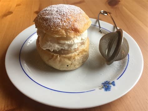 I'm also very proud to say i'm now fluent enough to have baked these fettisdagens semlor, a delicate construction of an exceptionally light, fluffy and fragrant cardamom sweet bun, filled with an almond. Semlor | 60gram.se