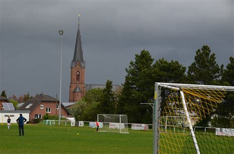 Los zieht die karawane richtung vfb blessem und so werden heimspielerinnen zu auswärtsspielerinnen. JSG Satzvey/ Firmenich E 2:4 VfB Blessem E in Firmenich | Flickr