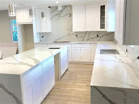 15mm, 18mm, 20mm, 25mm, 30mm, etc. Calacatta Gold Quartz Countertop in Residential Kitchen- - Malaysia Quartz Slab & … | White ...