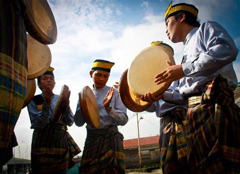Alat musik ini juga merupakan alat musik tradisional dengan jenis suara aerofon yang dimainkan dengan cara ditiup sama seperti seruling. Kompang | Alat Musik Tradisional Masyarakat Melayu ...