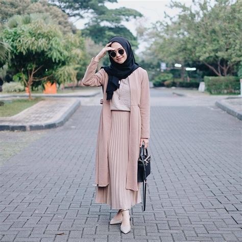 HIJABOOTD • HIJABFASHION di Instagram "Catchy Hijab OOTD by