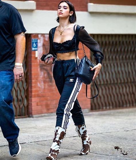 From versace to alexander wang, we've collected the popstar's best looks for your perusal. dua lipa street style - Google претрага | Fashion ...