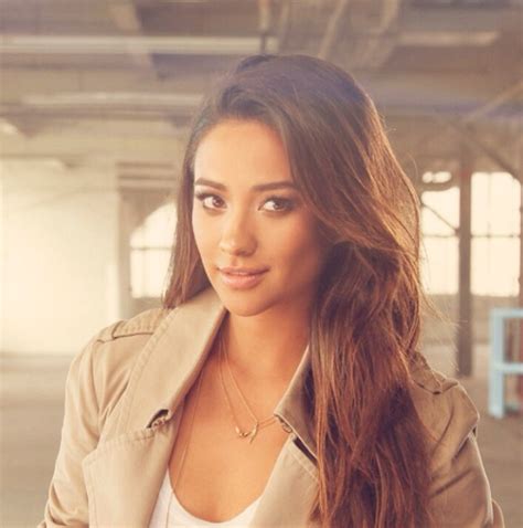 we love this look on shay mitchell prettylittleliars beautiful people gorgeous sasha