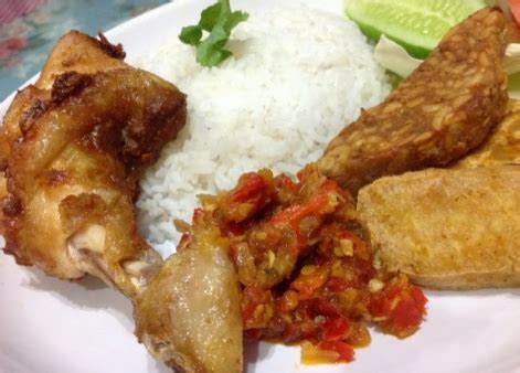 Nasi ayam menjadi memang menjadi makanan kegemaran rakyat malaysia sejak dahulu lagi. Resepi Nasi Ayam Penyet Sedap dan Mudah - Resepi Mudah dan ...