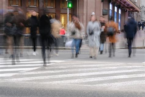 Personas En Movimiento Corriendo Por Una Gran Calle De La Ciudad Un
