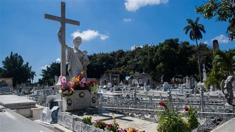 La Tumba De La Milagrosa La Más Visitada Del Cementerio De Colón En La