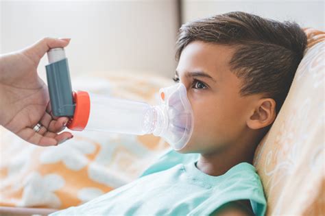 Nach der inhalation den atem nicht anzuhalten, zu schnell auszuatmen oder nach dem gebrauch das mundstück nicht. Frau Mit Sohn Inhalation Mit Vernebler Zu Hause Zu Tun ...