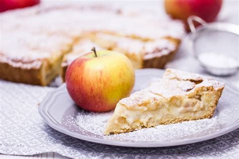 Der apfelkuchen mit mürbeteig wird sehr häufig als gedeckter apfelkuchen bereitet, bei dem ein teil des teiges als decke genutzt wird, die den kuchen saftig hält. Apfelkuchen mit Mandel-Marzipan-Decke - Rezept ...