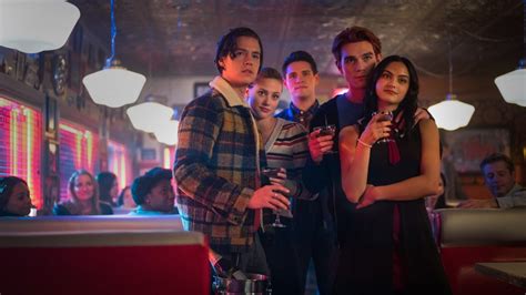 Betty und alice beginnen neue ermittlungen. Review: Riverdale - Staffel 4 - Das Ende von Jughead Jones ...