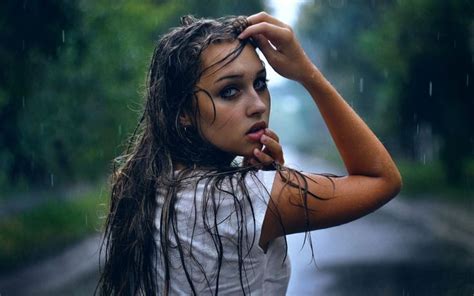 Beautiful Girl In The Rain In 2020 Hair Photography Rainy Photoshoot