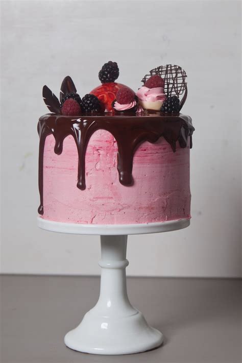 Drip Cake: Himbeer-Schokoladentorte mit herunterlaufender Schokolade