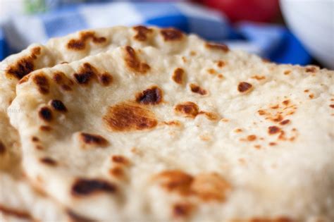 Chlebek Naan Przepis Na Indyjskie Pieczywo Z Patelni Na Talerzu Pl
