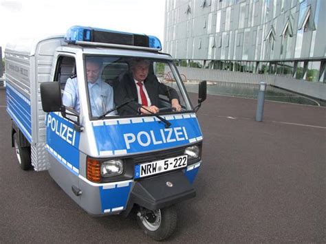 Große auswahl, günstige preise, 0€ versand. Hier fährt das kurioseste Polizei-Gefährt Deutschlands ...